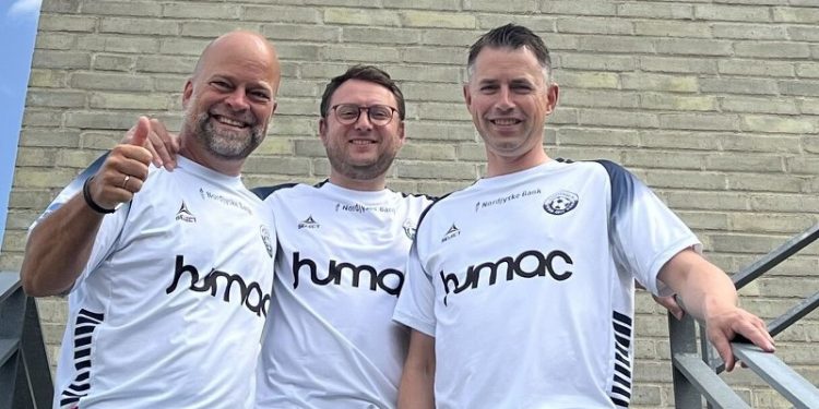 Nogle vil måske tro at billedet til venstre for mig viser to markante forstærkninger, til hver deres kant, men forstærkningerne skal ikke bruges inden for stregerne, men vi får max. glæde af dem uden for banen, noterer med et lunt glimt i øjet Lars Glinvad. Foto: Vendsyssel FF.