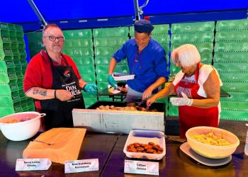 Søren Larsen Grønby (tv), Kim Guldborg Bærentsen og Lillian Jensen stegte fiskefrikadeller ved fiskefrikadellekonkurrencen i 2025. Konkurrencen dengang vundet af Søren Larsen Grønby. Foto (arkiv): Niels Skipper.
