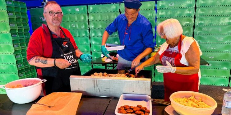 Søren Larsen Grønby (tv), Kim Guldborg Bærentsen og Lillian Jensen stegte fiskefrikadeller ved fiskefrikadellekonkurrencen i 2025. Konkurrencen dengang vundet af Søren Larsen Grønby. Foto (arkiv): Niels Skipper.