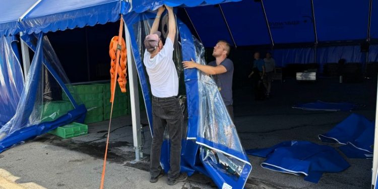 Teltet Bølgen gøres klar til Hirtshals Fiskefestival med vinduer ud mod Sydvestkajen. Foto: Niels Skipper.