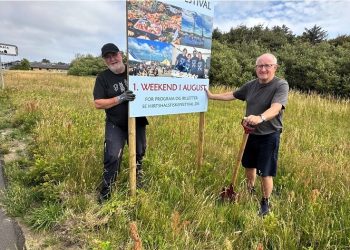 Ole Olsen og Per Martensen med den flotte reklame for Hirtshals Fiskefestival 2025.