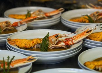 Værten Uffe Nielsen kokkererer en spændende menu ud fra dagens friske fangst. Arkivfoto: Vagn Ole Møller Andersen