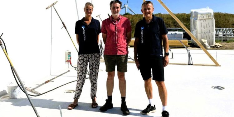 På billedet ses Ian Tuart flankeret af direktør Hanne Kvist og teknik- og servicechef Claus Drivsholm fra Nordsøen Forskerpark.