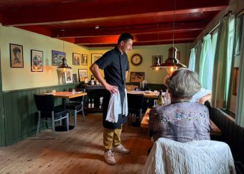 Kokken Vincent hilser på hos Hirtshals Kro og Restaurant. Foto (arkiv): Niels Skipper.