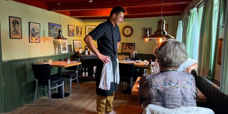 Kokken Vincent hilser på hos Hirtshals Kro og Restaurant. Foto (arkiv): Niels Skipper.