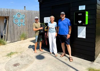 Mads Halle Bruun (tv) fra Surf og Natur sammen med turistchef Laila Zielke og Preben Holm fra Helårsbaderne. Foto: Niels Skipper.