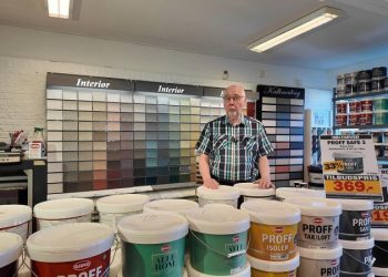 Tommy Høj ved et lille udvalg af malingen hos Høj Farver.