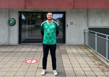 Casper Holmen foran Hallen Park Vendia. Foto: ESV.