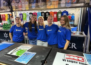 Fra venstre er det Emmaly, Vibe, Frida, Victoria og Amanda som frivillige i baren ved Musik Under Trappen 2025. Foto: Niels Skipper.
