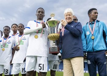 Direktør Jette Andersen overrækker pokal ved Dana Cup 2025.