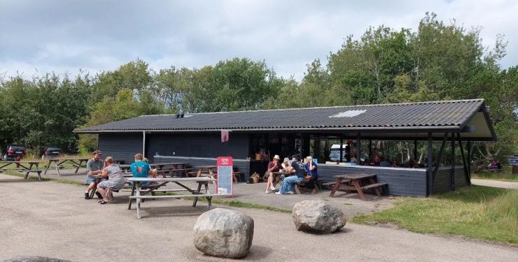 Turen starter bagerst på parkeringspladsen ved kiosken til Den Tilsandede Kirke. Privatfoto.