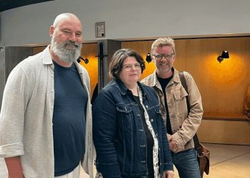 Produktionsdesigner Anders Budolf Andersen hos Vendsyssel Teater sammen med projektleder Maj-Britt Jensen og kulturchef Leif Lund Jakobsen hos Hjørring Kommune. Foto: Vendsyssel Teater.