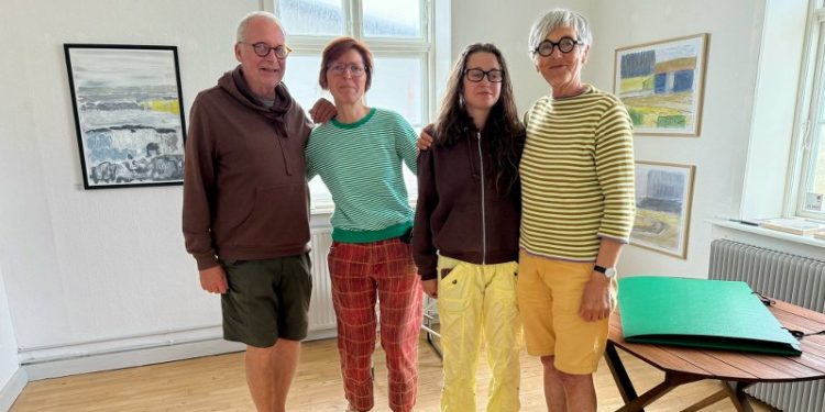 Fra venstre er det Nils Aarup, Veronica og Victoria Cuhra Burns samt Anna Kolind, der har haft travlt med ophængning til lørdagens fernisering ved Hirtshals Fyr. Foto: Niels Skipper.