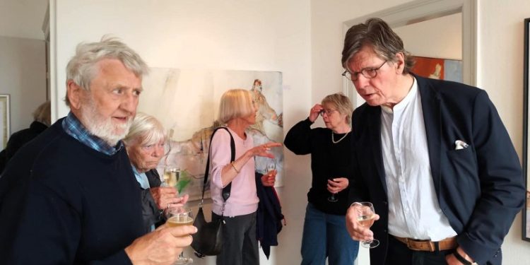 Troels Bidstrup Hansen, mangeårig formand i Hjørring Kommunes Kunstudvalg, ses her i samtale med arkitekt Kjeld Bjerg, der holdt åbningstalen i Assistenthuset ved Hirtshals Fyr.