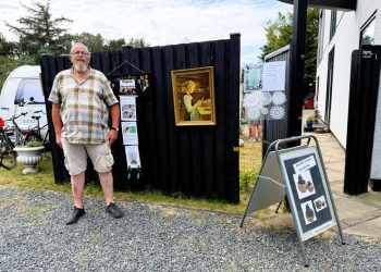Ejner Jensen ses her ved indgangen til det store junsthåndværkermarked, som han for andet år arrangerer på matriklen i Nr. Tornby. Foto: Niels Skipper.