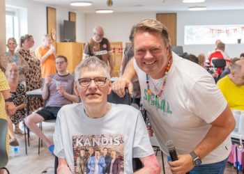 Henrik har lavet en flot halskæde til Johnny, som han er meget taknemmelig for.