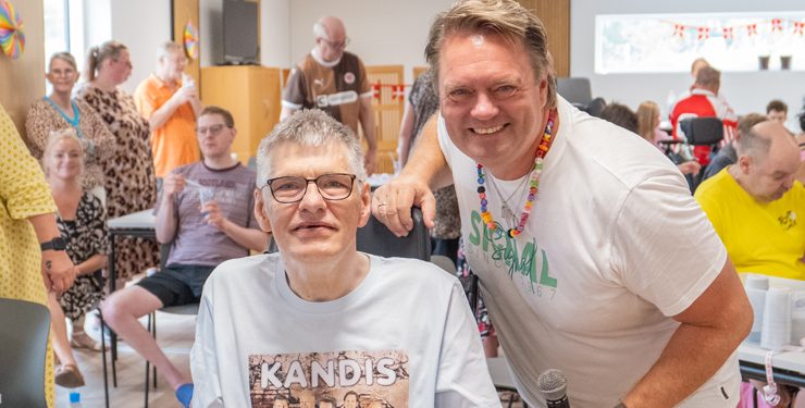 Henrik har lavet en flot halskæde til Johnny, som han er meget taknemmelig for.