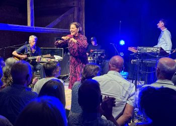 Lis Sørensen var endnu en gang i hopla under torsdagens koncert i MusikLaden. Foto: Niels Skipper.