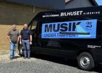Claus Neve Olsen fra Musik Under Trappen i godt selskab med Johnny Lindrup Nielsen hos Bilhuset Hjørring. Foto: MUT.