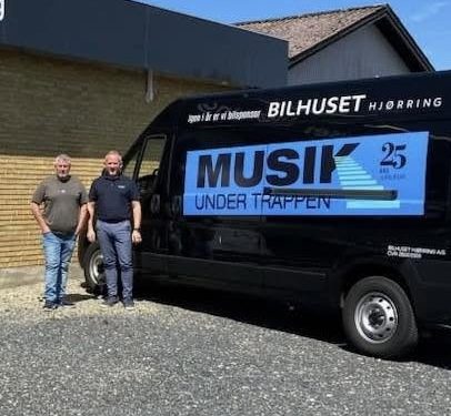 Claus Neve Olsen fra Musik Under Trappen i godt selskab med Johnny Lindrup Nielsen hos Bilhuset Hjørring. Foto: MUT.