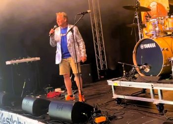 Jens Kohno byder velkommen til Musik Under Trappen 2025.