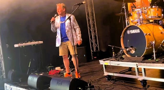 Jens Kohno bød velkommen til Musik Under Trappen 2025. Foto: MUT.