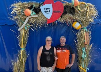Tanja Nielsen fra Tanjas Blomsteratelier og Claus Neve Olsen fra Musik Under Trappen i den smukke æresport på Sydvestkajen. Foto: MUT.