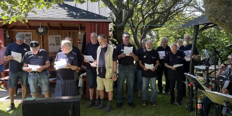 Hygge og fællessang i Sommerhaven. Foto: Niels Chr. Jakobsen.