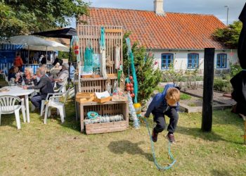 Martin har lavet et sjippetov, og øver han ihærdigt.