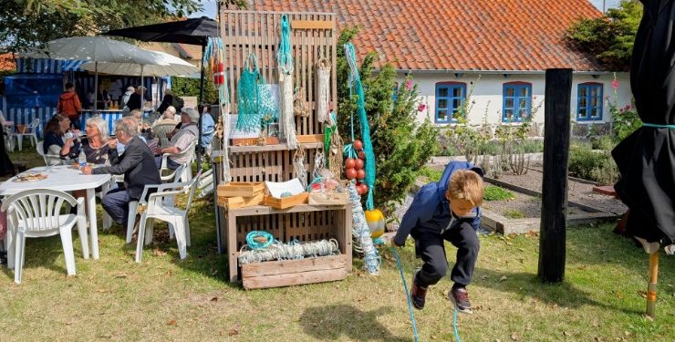 Martin har lavet et sjippetov, og øver han ihærdigt.