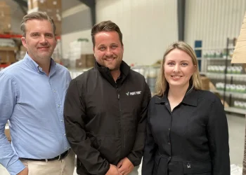 Forretningsmanden Martin Dommerby (til venstre) er en af de to nye investorer i Proff Turf. Den anden er Tahir Siddique, kendt fra Løvens Hule. Sammen skal de hjælpe Theis Fonseca og Benedicte Bernhardis med at skalere virksomheden. Foto: Business Hjørring.