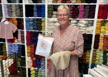 Annette Bo Pedersen med kittet til det lille strikkeprojekt hos Ret og Vrang. Foto: Hanne Skipper.