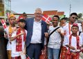 Borgmester Søren Smalbro i godt selskab under Dana Cup 2025. Foto: Privat.