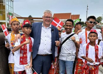 Borgmester Søren Smalbro i godt selskab under Dana Cup 2025. Foto: Privat.