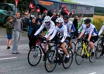 Her fører de to drenge fra Poulstrup an Poulstrup foran heppekoret ved Vrejlev Kro.