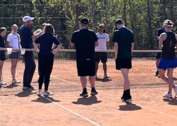 Unge træner unge i Hirtshals Tennis & Padel Klub er et ud af utallige tilbud i hele Hjørring Kommune.