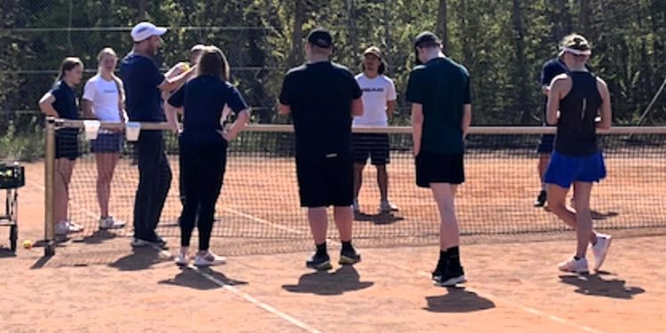 Unge træner unge i Hirtshals Tennis & Padel Klub er et ud af utallige tilbud i hele Hjørring Kommune.