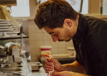 Valentin tryller i køkkenet. Foto: Hirtshals Kro og Restaurant.