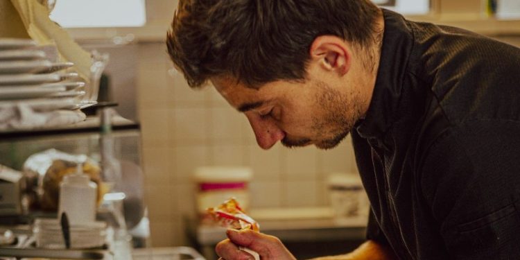 Valentin tryller i køkkenet. Foto: Hirtshals Kro og Restaurant.