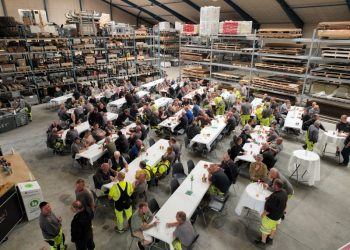 Medarbejderne forsamlet til sommerferieafslutning hos Vennelyst A/S.