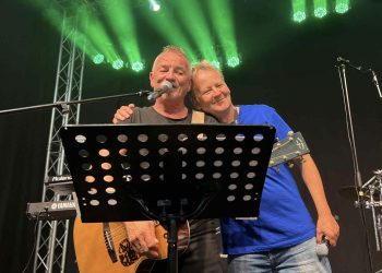 Peter Grønært Andersen fra det lokale band No Good i godt selskab med barchef Jens Kohno fredag aften til Musik Under Trappen 2025. Foto: Victoria Skipper.