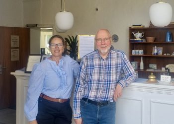 Malene Bredvig og Tommy Høj i receptionen på Hotel Strandlyst. Foto: HHE.