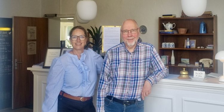 Malene Bredvig og Tommy Høj i receptionen på Hotel Strandlyst. Foto: HHE.