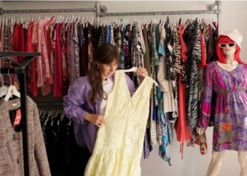 Mange danskere bruger sommerferien til at gå på skattejagt i genbrugsbutikkerne efter et godt kup Foto: Mikkel Husted Mørup, Folkekirkens Nødhjælp