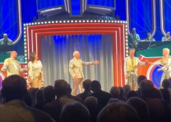 Der var flag og fællessang til onsdagens fødselar Kasper Le Fevre, der blev fejret under Hjørring Revyen på Vendsyssel Teater. Foto: Palle W. Nielsen