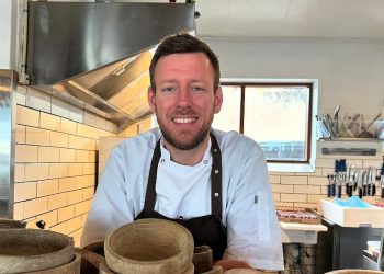 Indehaver og køkkenchef Simon Emil Christensen hos Restaurant Abstrakt i Hirtshals. Foto: Privat.