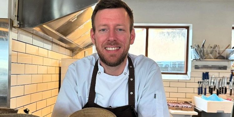 Indehaver og køkkenchef Simon Emil Christensen hos Restaurant Abstrakt i Hirtshals. Foto: Privat.