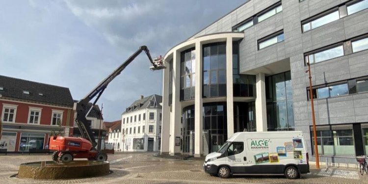 Tavlen vaskes ren, og snart må der stemmes politikere ind i byrådssalen her på rådhuset i Hjørring Kommune. Privatfoto