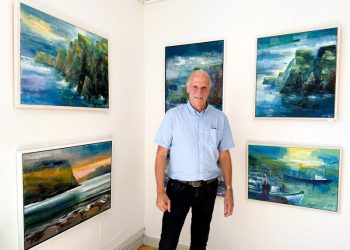 Kunstnerne Anfinn Eliasen er selv til stede under udstillingen i Assistenthuset ved Hirtshals Fyr. Foto: Niels Skipper.