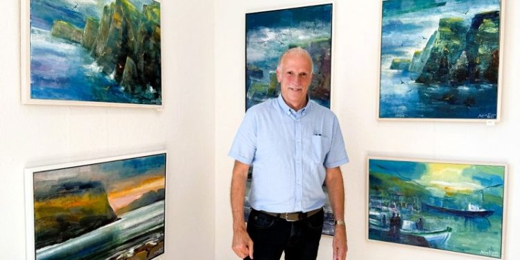 Kunstnerne Anfinn Eliasen er selv til stede under udstillingen i Assistenthuset ved Hirtshals Fyr. Foto: Niels Skipper.